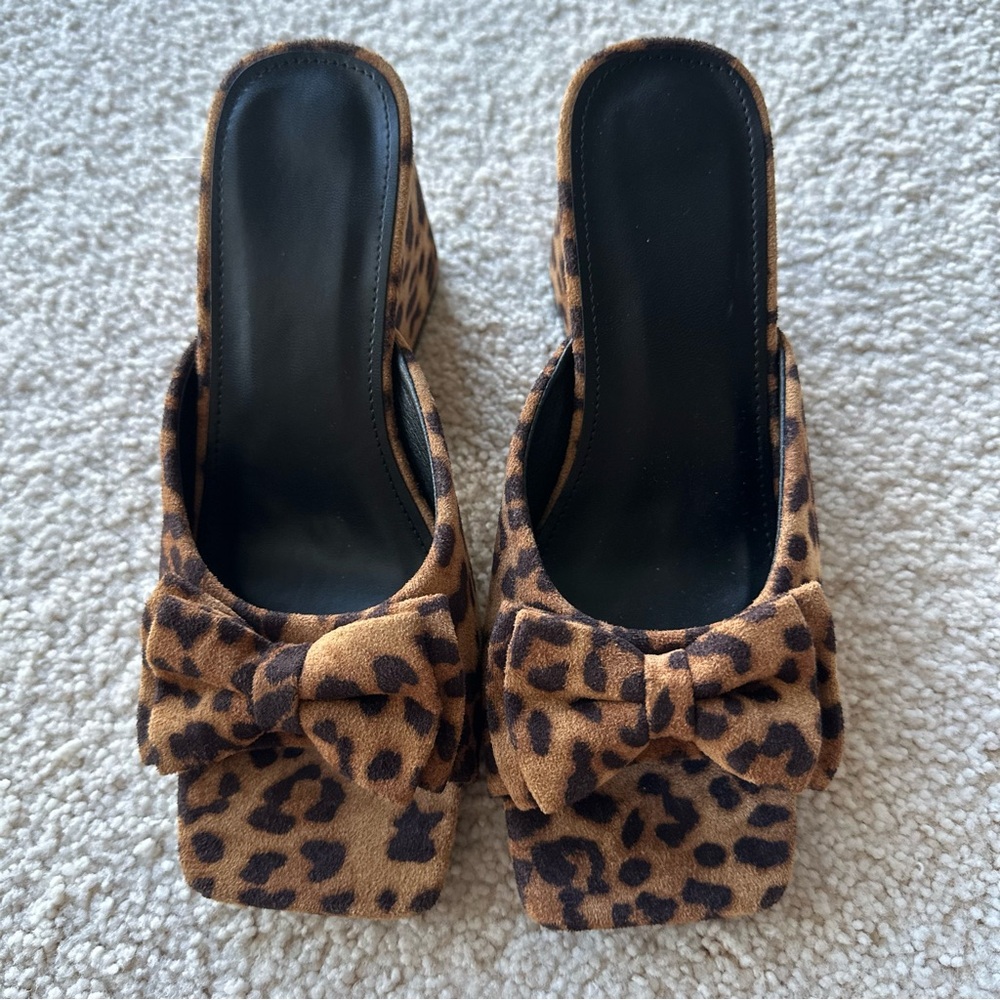 Leopard Print Heeled Mules with Texture Like New Size 36 | US Size 6 | 3” Heel